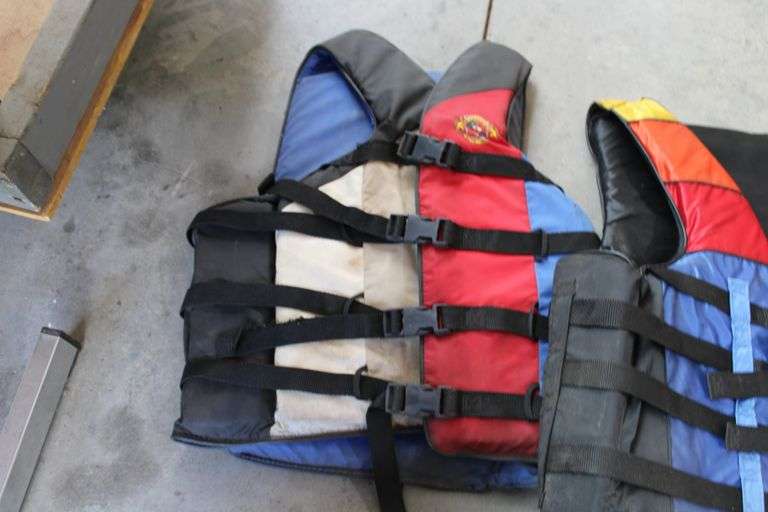 3 Adult life jackets