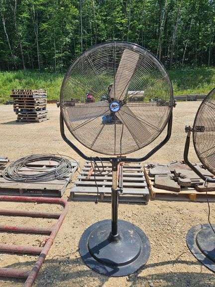 (1) 30" Maxx Air Fan on Stand