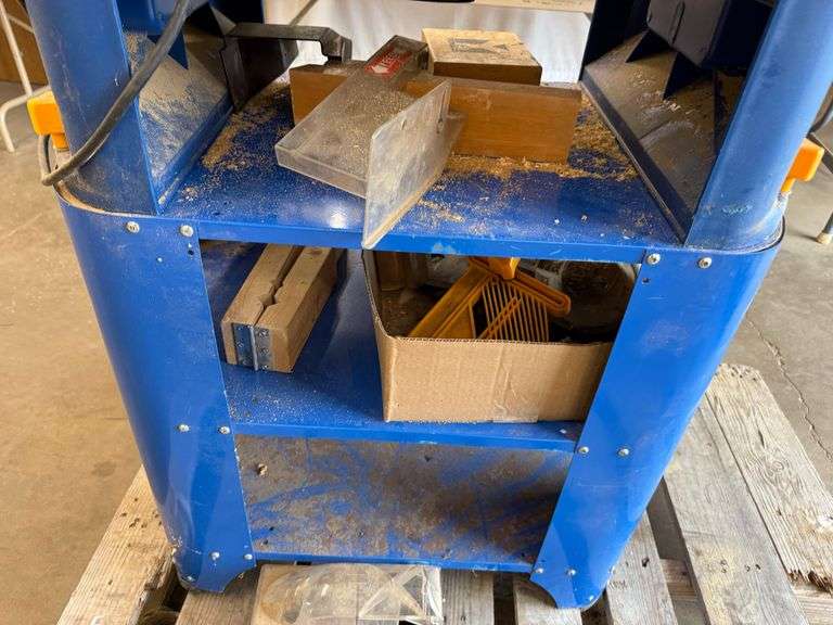 Central Machinery Router w/ Full Size Table - Lee Real Estate & Auction ...