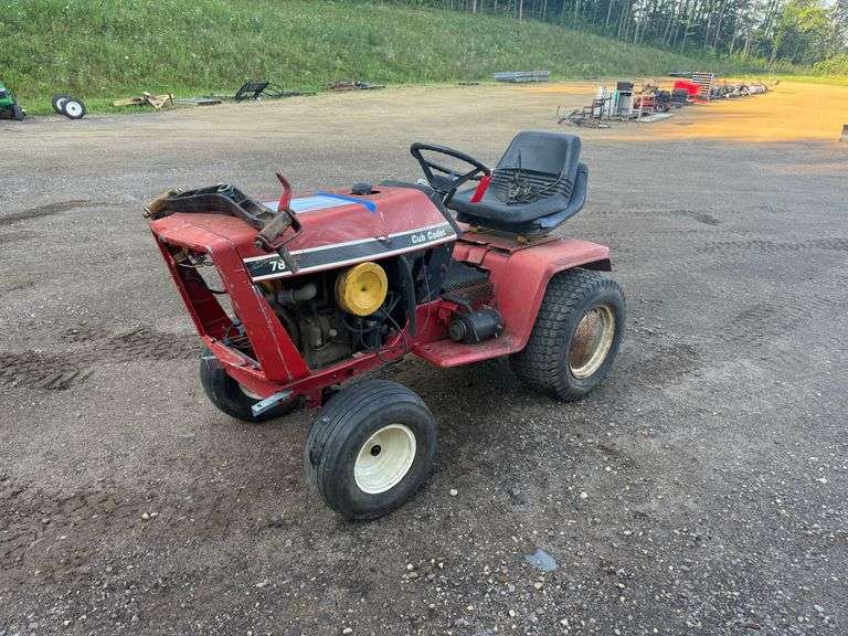 Cub Cadet 782 Lawn Tractor - Parts or Project - Lee Real Estate ...