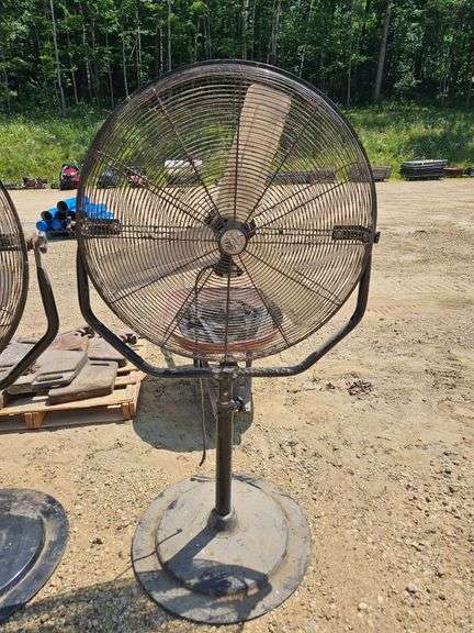 (1) 30" Maxx Air Fan on Stand (plug-in bad)