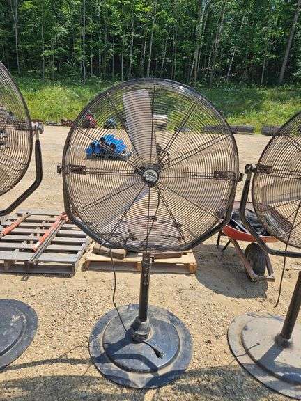 (1) 30" Maxx Air Fan on Stand