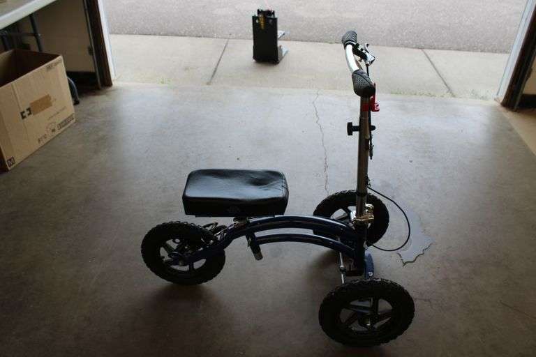 Handicap Knee scooter w/brakes