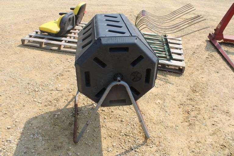 Compost bin on stand