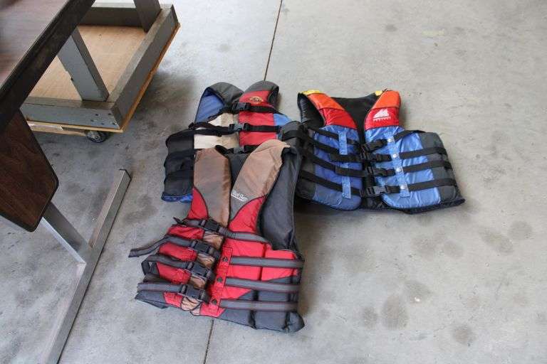 3 Adult life jackets