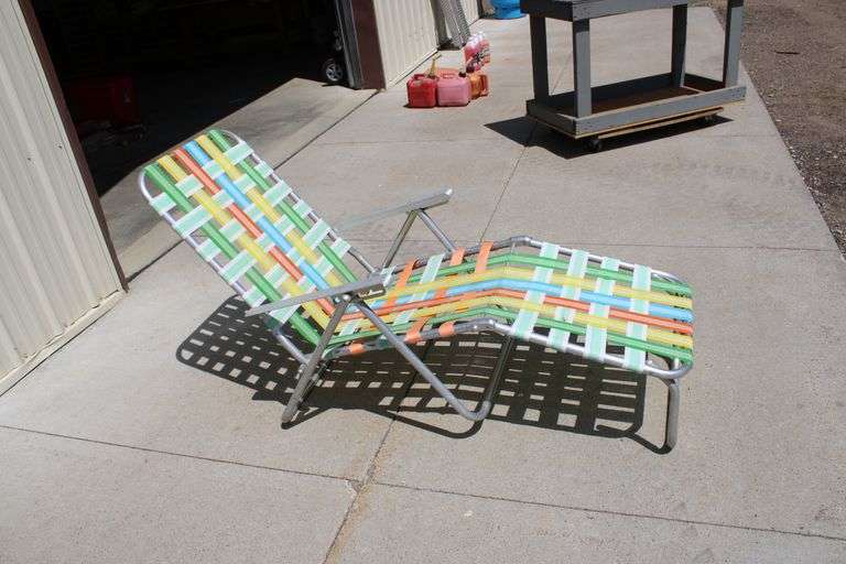Folding lounge chair