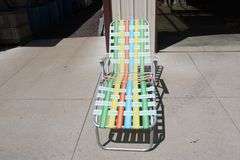 Folding lounge chair