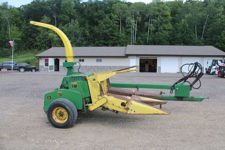 John Deere 3960 Chopper w/ Heads