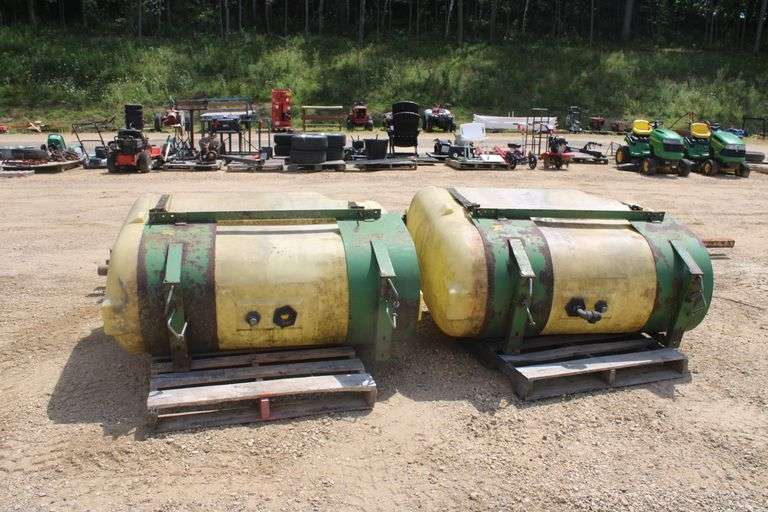 Pair of saddle tanks w/brackets