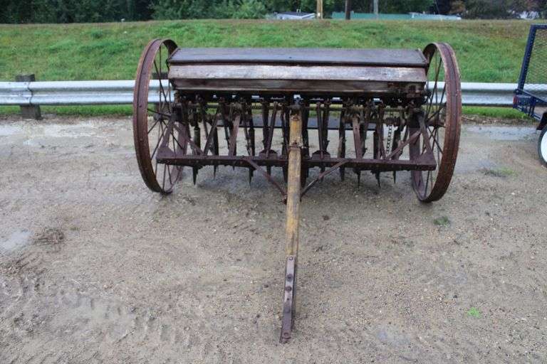 IH 6' grain drill on steel wheels