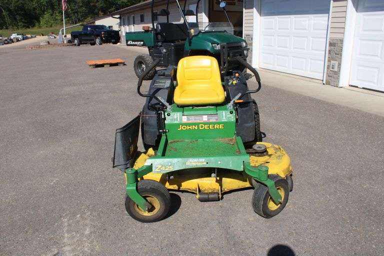 John Deere Zero turn mower