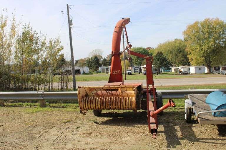 New Holland Super 717 chopper - Lee Real Estate & Auction Service