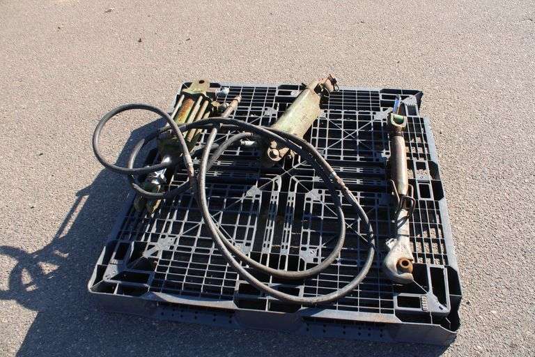 2 JD hyd. cylinders & 3rd arm - Lee Real Estate & Auction Service