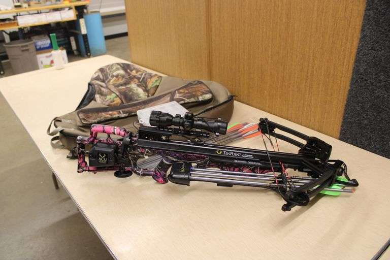 Ten Point crossbow w/case & bolts - Lee Real Estate & Auction Service