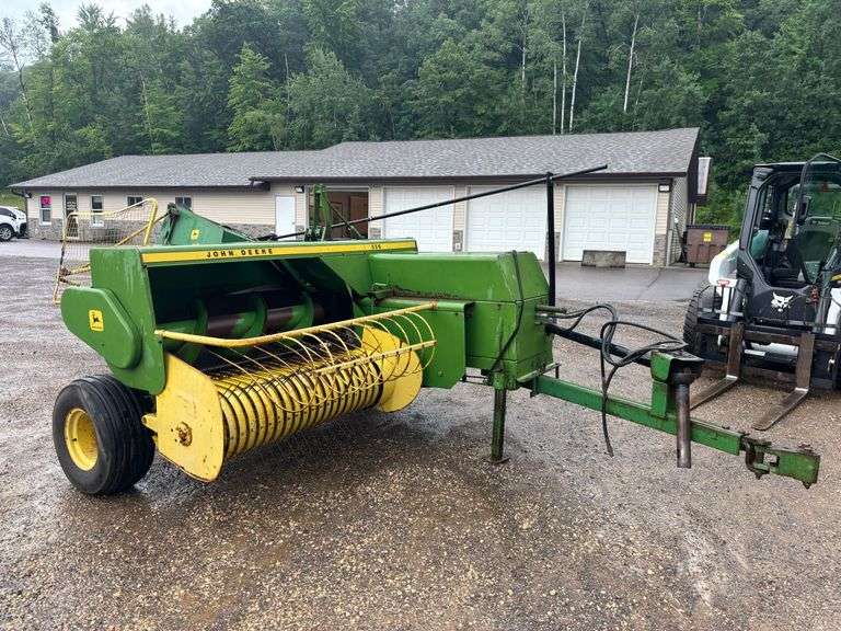John Deere 336 Small Square Baler w/ Kicker