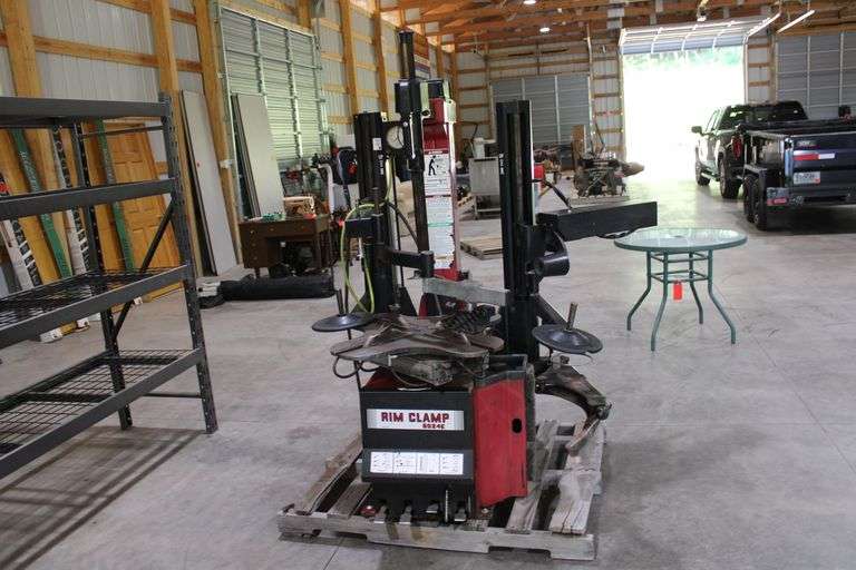 Coats tire changing machine
