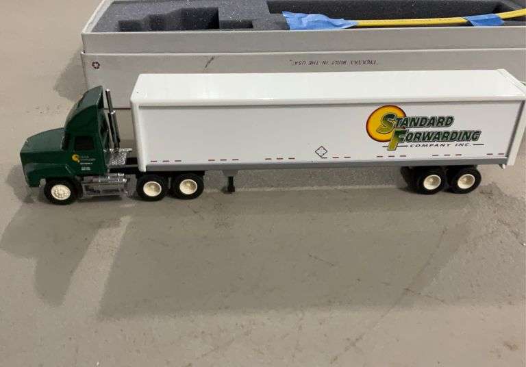 Penjoy 1/64 Scale model semi tractor/trailer-Standard Forwarding