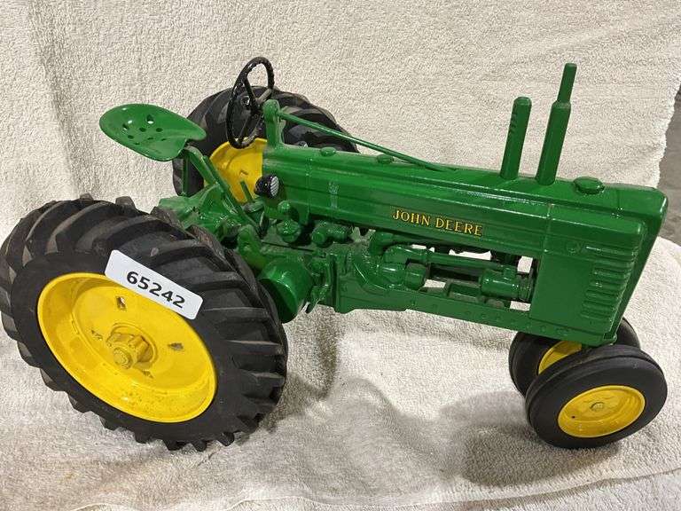 John Deere B Tractor, 1/8th scale - Hamilton-Maring Auction Group