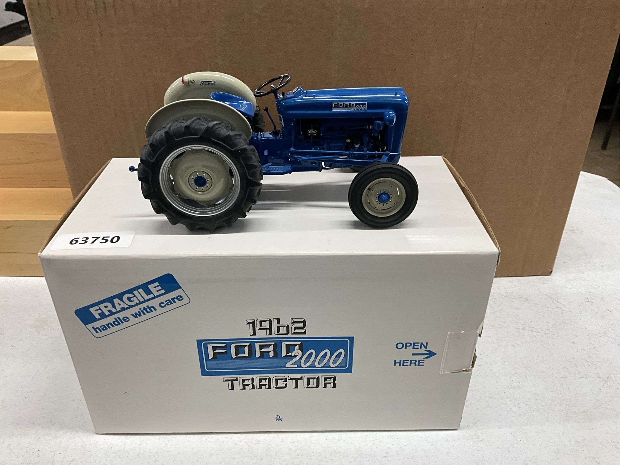 Danbury Mint 1962 Ford 2000 Tractor 1/16 Scale wit - Hamilton