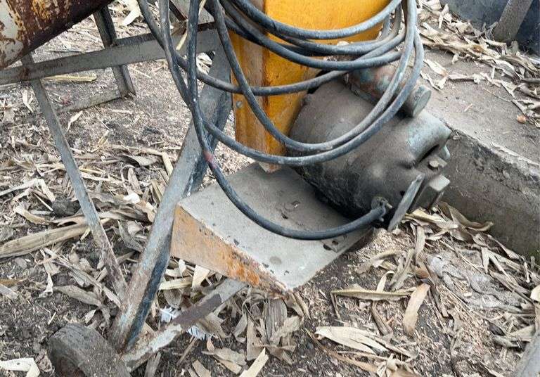 Portable electric cement mixer