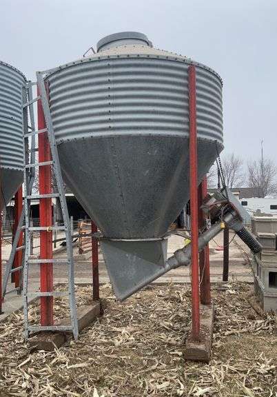 Single ring portable bulk bin with auger-ring measures approximately 28” by 5 3/4’
