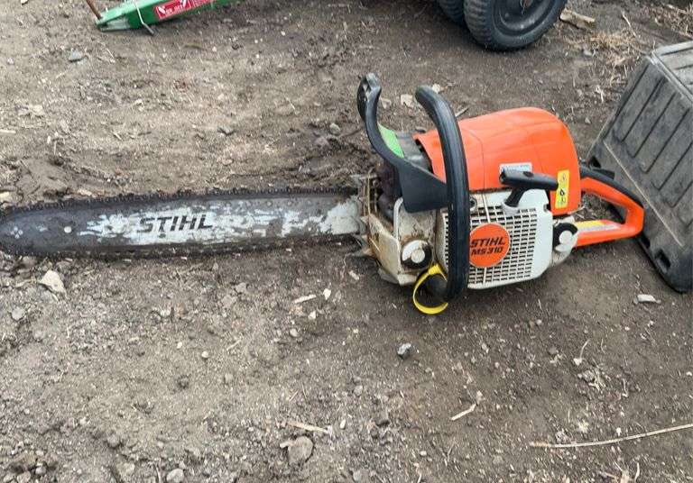 Stihl MS 310 gas powered chainsaw with Case, 20 inch bar