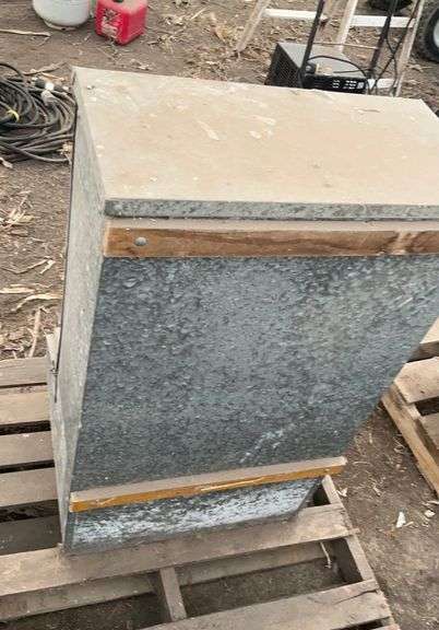 Jamesway Send galvanized pig feeder