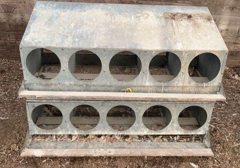 Chicken nesting box