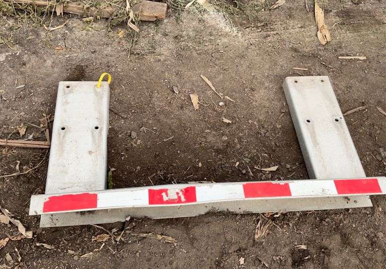 Aluminum semi trailer bumper-has damage