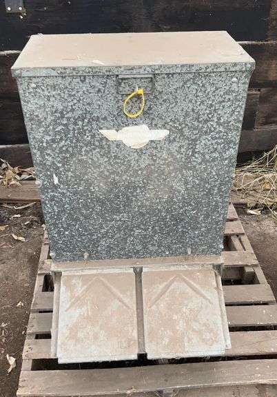 Jamesway Send galvanized pig feeder