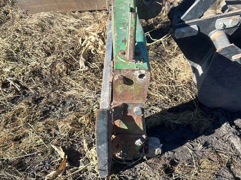 John Deere 3pt quick hitch with welded universal skid loader plate