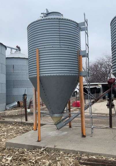 Bulk Bin with unloading auger, 2 rings- ring measures 32” by 5 1/4’