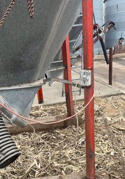 Single ring portable bulk bin with auger-ring measures approximately 28” by 5 3/4’
