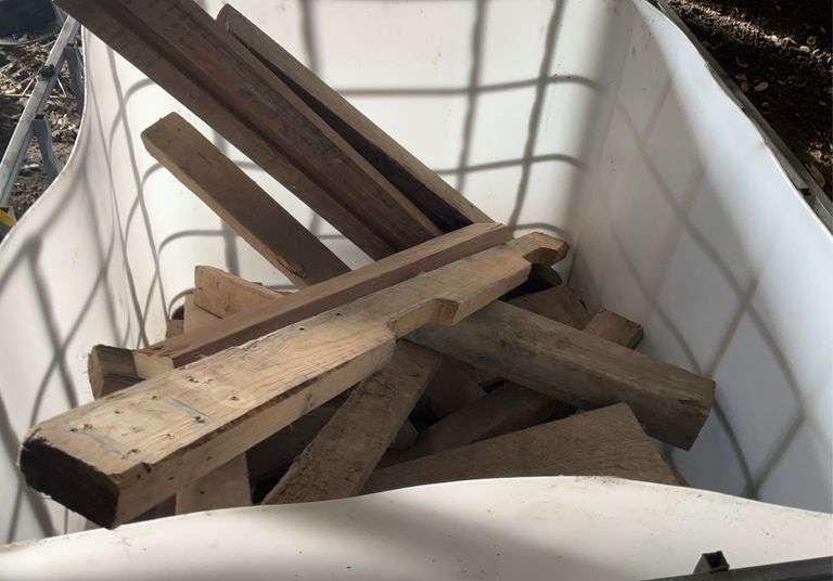 Cage tote containing wooden blocks