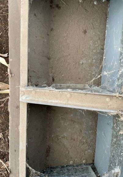 Jamesway Send galvanized pig feeder