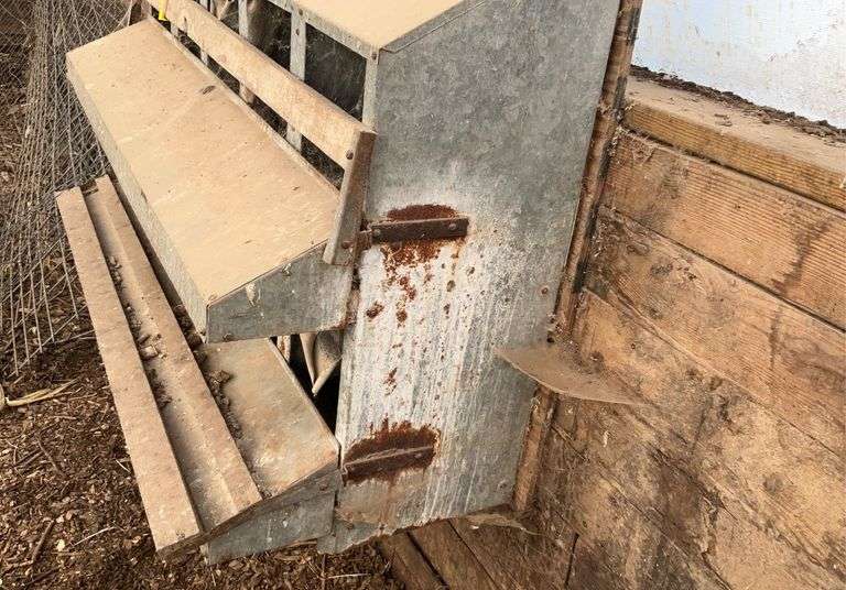 Chicken nesting box-(buyer responsible for removal)