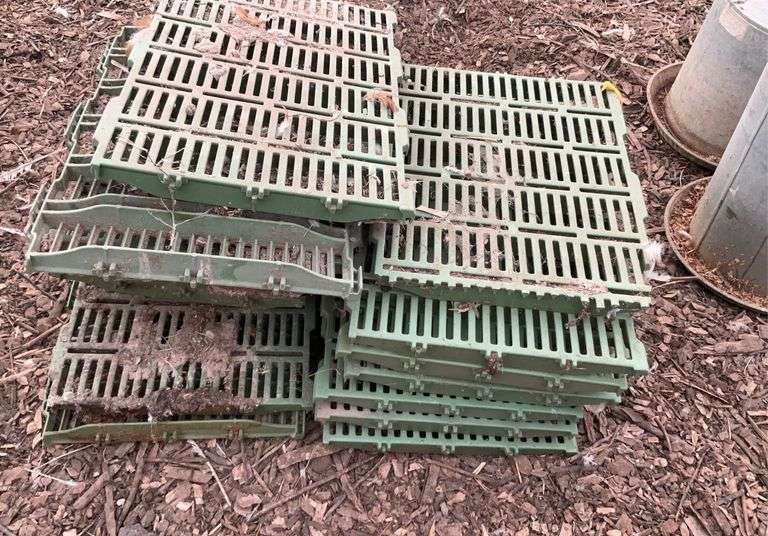 Plastic chicken flooring
