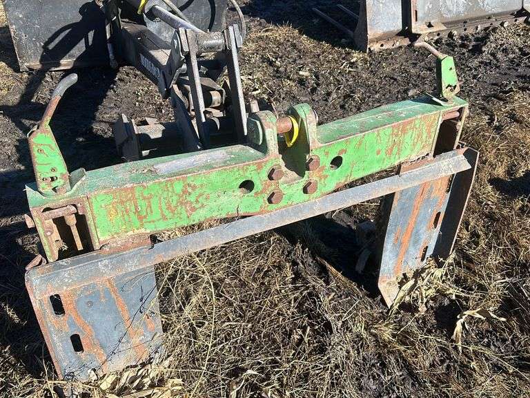 John Deere 3pt quick hitch with welded universal skid loader plate