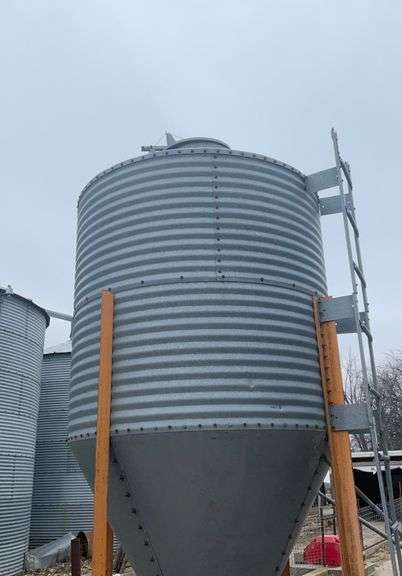 Bulk Bin with unloading auger, 2 rings- ring measures 32” by 5 1/4’