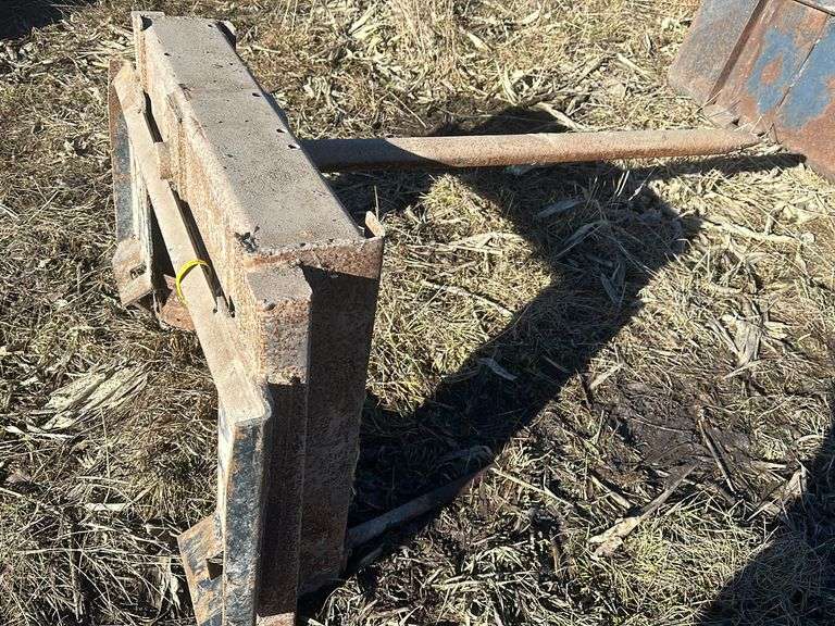 Round bake spear, universal skid loader plate