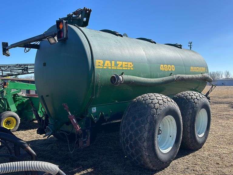 Balzer 4800 Gallon Manure Tanker With 4 Shank Rear Injector, 28L-26 ...