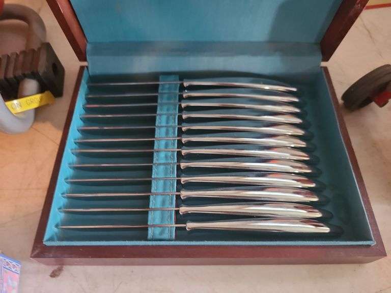 Saladmaster knife set in case.