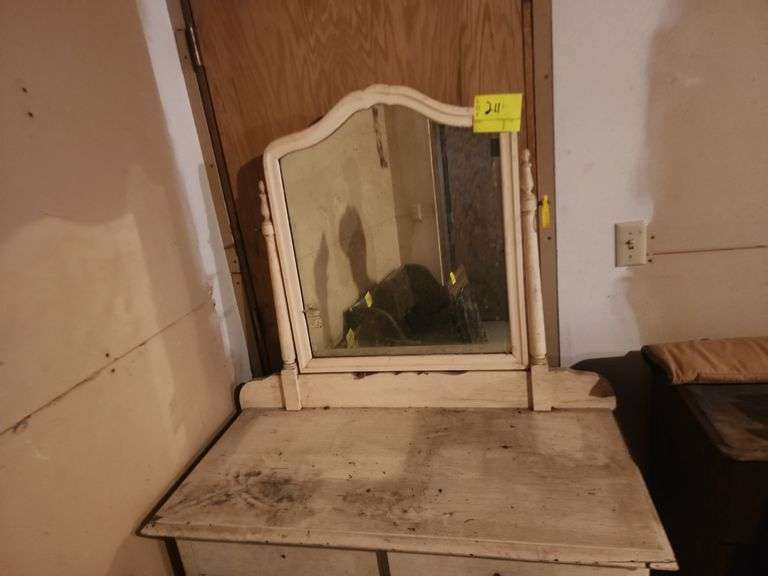 Vintage 4 Drawer Dresser With Mirror -BUYER RESPON