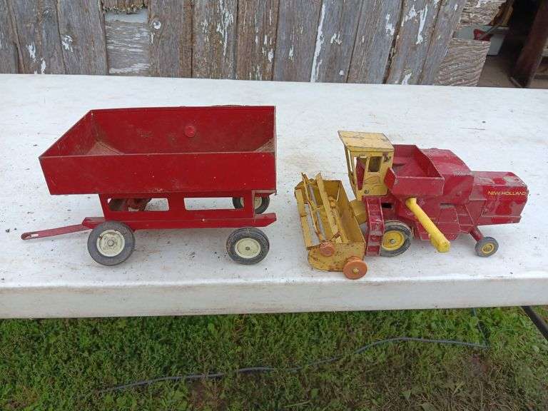 New Holland combine , International grain wagon fr