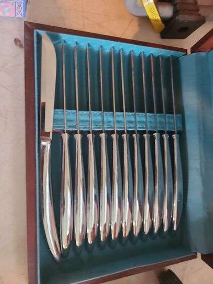 Saladmaster knife set in case.