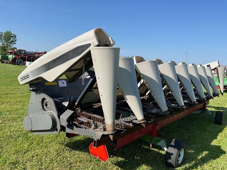 2008 AgCo 3000 corn head, 8 row 30