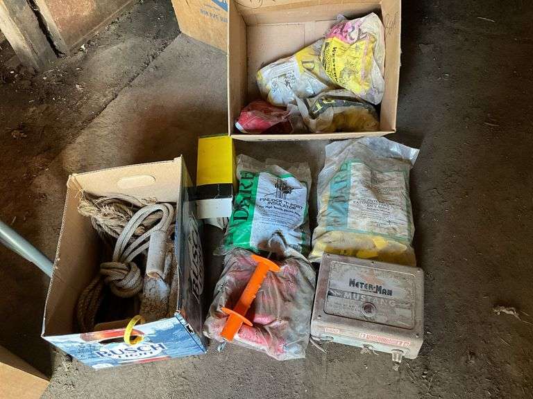 Fencing insulators, rope, gate handles, Meter-Man 