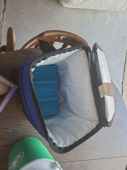 Thermos, Lunch cooler, light bulbs