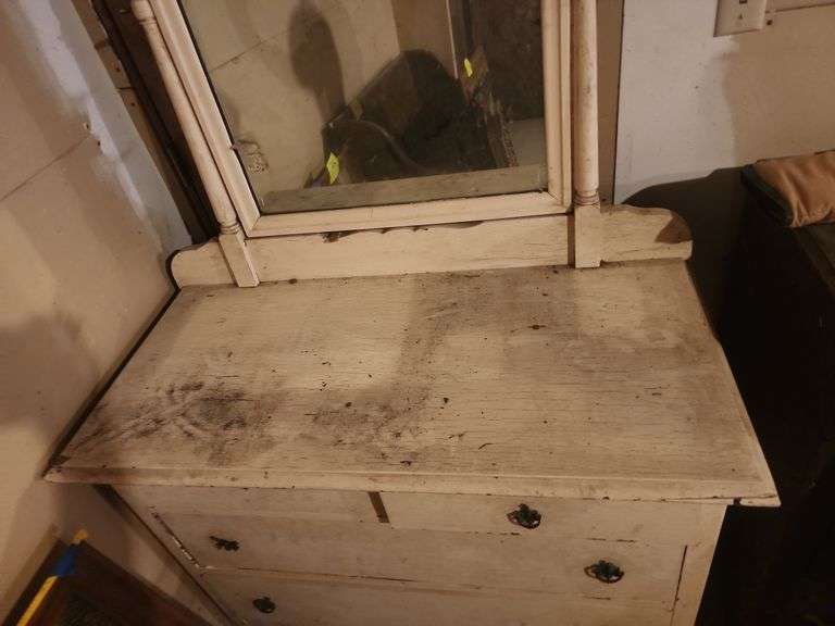 Vintage 4 Drawer Dresser With Mirror -BUYER RESPON