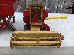New Holland combine , International grain wagon fr